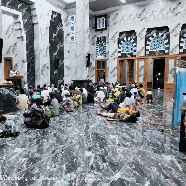 Suasan sholat Magrib shaf Laki-Laki