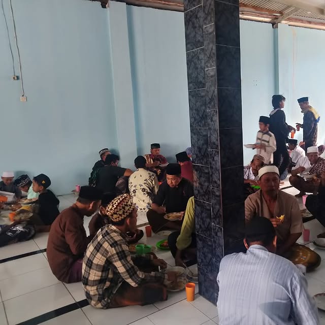Makan Bersama Setelah Sholat Jumat